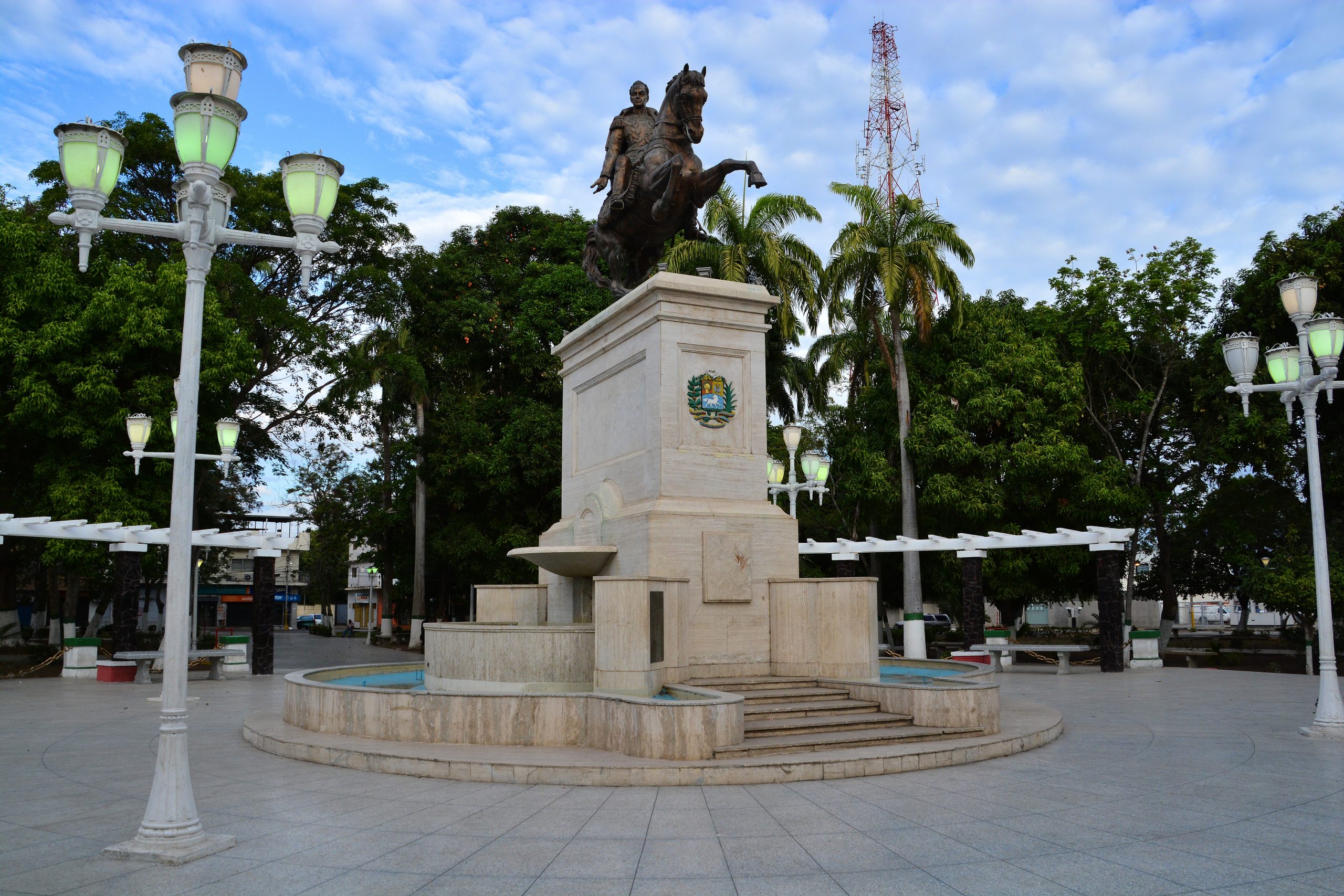 Estatua_Simón_Bolívar_Plaza_Bolívar_El_Tigre_Anzoátegui
